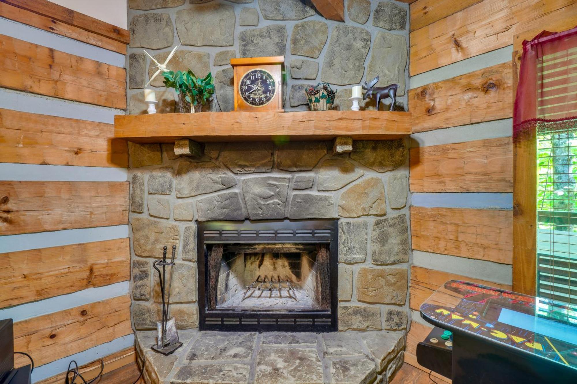 Gatlinburg Cabin With Hot Tub About 6 Mi To Downtown! Eksteriør billede